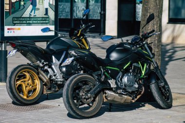 Reims France 27 Şubat 2021 Metropolitan Bölgesi şehir merkezinin caddelerine park etmiş bir motosiklet.