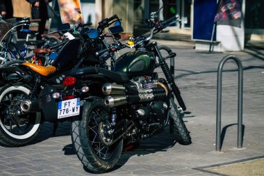 Reims France 27 Şubat 2021 Metropolitan Bölgesi şehir merkezinin caddelerine park etmiş bir motosiklet.