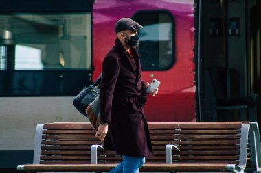 Fransa 'da Coronavirus salgını sırasında Reims şehir merkezindeki Merkez Tren İstasyonu' nda bulunan 27 Şubat 2021 tarihli Reims yolcuları...
