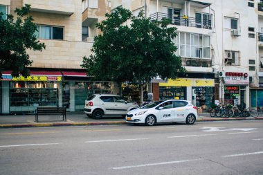 Tel Aviv İsrail 2 Mart 2021 İsrail taksisi Tel Aviv sokaklarında ilerlerken Coronavirus salgını İsrail 'i vurdu.