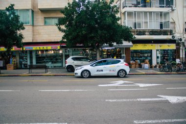 Tel Aviv İsrail 2 Mart 2021 İsrail taksisi Tel Aviv sokaklarında ilerlerken Coronavirus salgını İsrail 'i vurdu.