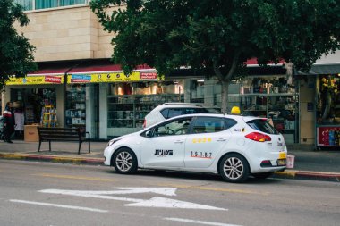 Tel Aviv İsrail 2 Mart 2021 İsrail taksisi Tel Aviv sokaklarında ilerlerken Coronavirus salgını İsrail 'i vurdu.