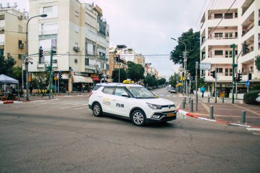 Tel Aviv İsrail 2 Mart 2021 İsrail taksisi Tel Aviv sokaklarında ilerlerken Coronavirus salgını İsrail 'i vurdu.