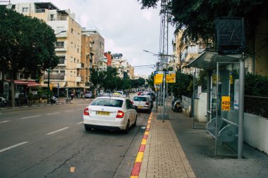 Tel Aviv İsrail 2 Mart 2021 İsrail taksisi Tel Aviv sokaklarında ilerlerken Coronavirus salgını İsrail 'i vurdu.