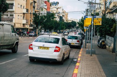 Tel Aviv İsrail 2 Mart 2021 İsrail taksisi Tel Aviv sokaklarında ilerlerken Coronavirus salgını İsrail 'i vurdu.