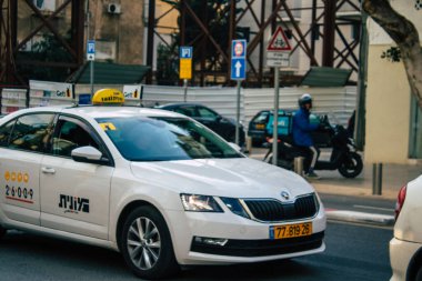 Tel Aviv İsrail 2 Mart 2021 İsrail taksisi Tel Aviv sokaklarında ilerlerken Coronavirus salgını İsrail 'i vurdu.