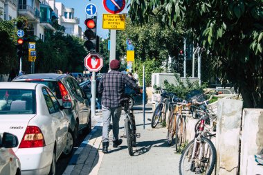 Tel Aviv İsrail 2 Mart 2021 Coronavirus salgını sırasında İsrail sokaklarında kimliği belirsiz İsrailli insanlar