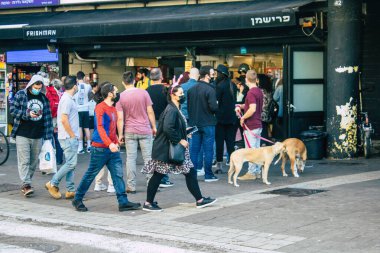 Tel Aviv İsrail 2 Mart 2021 Coronavirus salgını sırasında İsrail sokaklarında kimliği belirsiz İsrailli insanlar