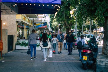Tel Aviv İsrail 2 Mart 2021 Coronavirus salgını sırasında İsrail sokaklarında kimliği belirsiz İsrailli insanlar