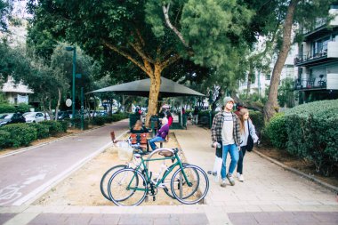 Tel Aviv İsrail 2 Mart 2021 Coronavirus salgını sırasında İsrail sokaklarında kimliği belirsiz İsrailli insanlar