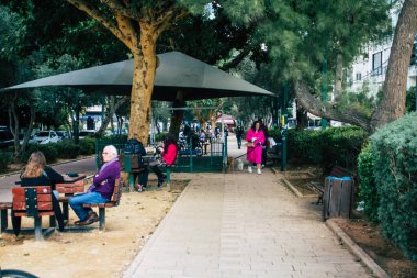 Tel Aviv İsrail 2 Mart 2021 Coronavirus salgını sırasında İsrail sokaklarında kimliği belirsiz İsrailli insanlar