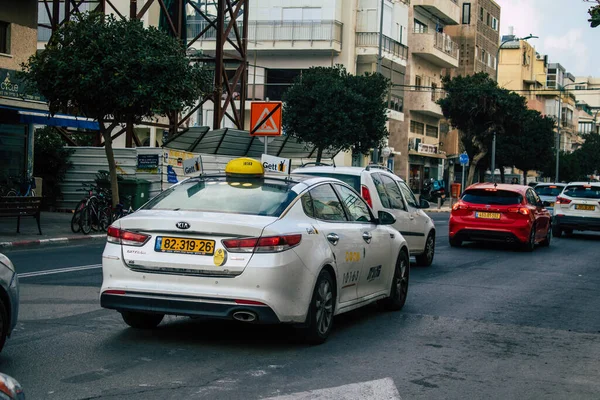 Tel Aviv İsrail 2 Mart 2021 İsrail taksisi Tel Aviv sokaklarında ilerlerken Coronavirus salgını İsrail 'i vurdu.