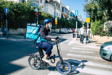 Tel Aviv İsrail 2 Mart 2021 Coronavirus salgını sırasında Tel Aviv sokaklarında dolaşan kimliği belirsiz insanlar İsrail 'i vurdu.