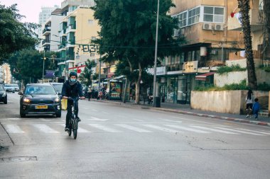 Tel Aviv İsrail 2 Mart 2021 Coronavirus salgını sırasında Tel Aviv sokaklarında dolaşan kimliği belirsiz insanlar İsrail 'i vurdu.