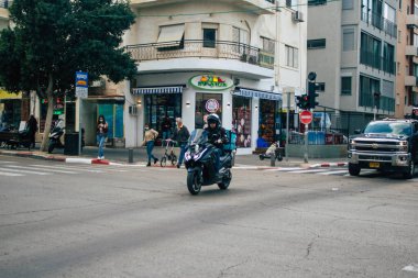 Tel Aviv İsrail 2 Mart 2021 Coronavirus salgını sırasında Tel Aviv sokaklarında dolaşan kimliği belirsiz insanlar İsrail 'i vurdu.