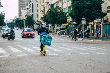 Tel Aviv İsrail 2 Mart 2021 Coronavirus salgını sırasında Tel Aviv sokaklarında dolaşan kimliği belirsiz insanlar İsrail 'i vurdu.