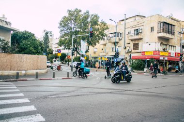 Tel Aviv İsrail 2 Mart 2021 Coronavirus salgını sırasında Tel Aviv sokaklarında dolaşan kimliği belirsiz insanlar İsrail 'i vurdu.