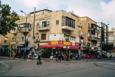 Tel Aviv İsrail 2 Mart 2021 Coronavirus salgını sırasında Tel Aviv sokaklarında dolaşan kimliği belirsiz insanlar İsrail 'i vurdu.