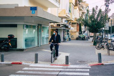 Tel Aviv İsrail 2 Mart 2021 Coronavirus salgını sırasında Tel Aviv sokaklarında dolaşan kimliği belirsiz insanlar İsrail 'i vurdu.