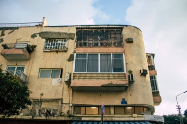 Tel Aviv İsrail 2 Mart 2021 Coronavirus salgını sırasında Tel Aviv sokaklarında bulunan bir binanın cephesi İsrail 'i vurdu.