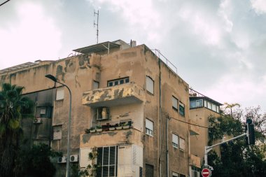 Tel Aviv İsrail 2 Mart 2021 Coronavirus salgını sırasında Tel Aviv sokaklarında bulunan bir binanın cephesi İsrail 'i vurdu.