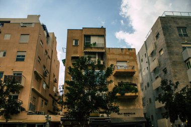 Tel Aviv İsrail 2 Mart 2021 Coronavirus salgını sırasında Tel Aviv sokaklarında bulunan bir binanın cephesi İsrail 'i vurdu.