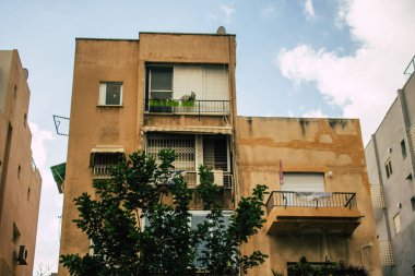 Tel Aviv İsrail 2 Mart 2021 Coronavirus salgını sırasında Tel Aviv sokaklarında bulunan bir binanın cephesi İsrail 'i vurdu.