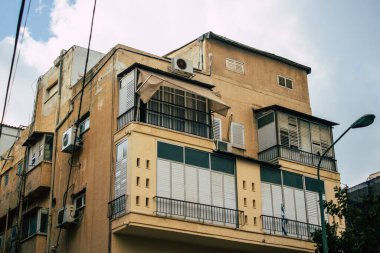 Tel Aviv İsrail 2 Mart 2021 Coronavirus salgını sırasında Tel Aviv sokaklarında bulunan bir binanın cephesi İsrail 'i vurdu.