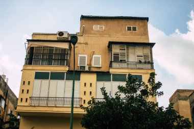 Tel Aviv İsrail 2 Mart 2021 Coronavirus salgını sırasında Tel Aviv sokaklarında bulunan bir binanın cephesi İsrail 'i vurdu.