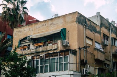 Tel Aviv İsrail 2 Mart 2021 Coronavirus salgını sırasında Tel Aviv sokaklarında bulunan bir binanın cephesi İsrail 'i vurdu.