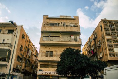 Tel Aviv İsrail 2 Mart 2021 Coronavirus salgını sırasında Tel Aviv sokaklarında bulunan bir binanın cephesi İsrail 'i vurdu.