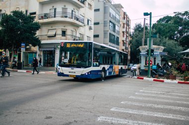 Tel Aviv İsrail 2 Mart 2021 Tel Aviv halk otobüsü Coronavirus salgını sırasında İsrail 'i vurdu.