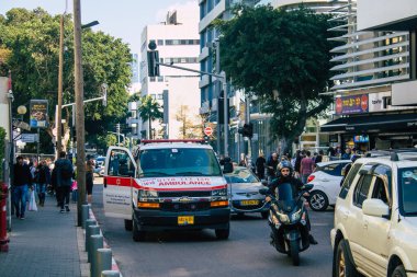 Tel Aviv İsrail 2 Mart 2021 İsrail ambulansı Coronavirus salgını sırasında Tel Aviv sokaklarında ilerliyor.