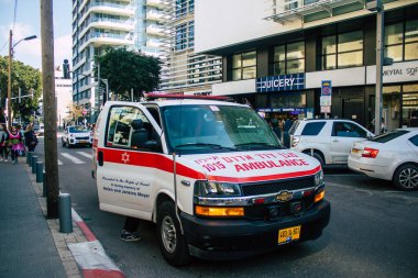 Tel Aviv İsrail 2 Mart 2021 İsrail ambulansı Coronavirus salgını sırasında Tel Aviv sokaklarında ilerliyor.