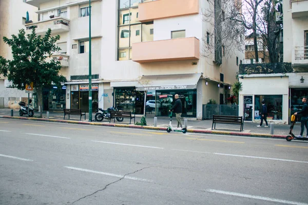 Tel Aviv İsrail 2 Mart 2021 Coronavirus salgını sırasında Tel Aviv sokaklarında dolaşan kimliği belirsiz insanlar İsrail 'i vurdu.