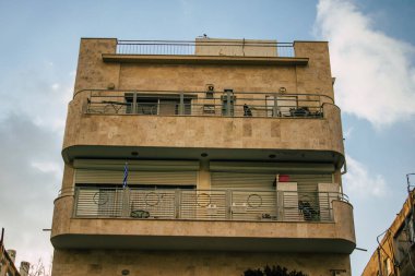 Tel Aviv İsrail 2 Mart 2021 Coronavirus salgını sırasında Tel Aviv sokaklarında bulunan bir binanın cephesi İsrail 'i vurdu.
