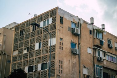Tel Aviv İsrail 2 Mart 2021 Coronavirus salgını sırasında Tel Aviv sokaklarında bulunan bir binanın cephesi İsrail 'i vurdu.