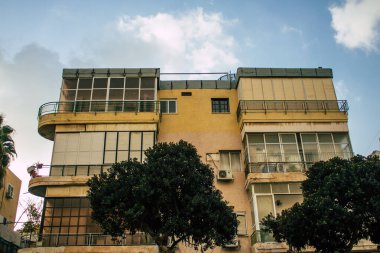 Tel Aviv İsrail 2 Mart 2021 Coronavirus salgını sırasında Tel Aviv sokaklarında bulunan bir binanın cephesi İsrail 'i vurdu.