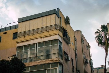 Tel Aviv İsrail 2 Mart 2021 Coronavirus salgını sırasında Tel Aviv sokaklarında bulunan bir binanın cephesi İsrail 'i vurdu.