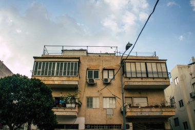 Tel Aviv İsrail 2 Mart 2021 Coronavirus salgını sırasında Tel Aviv sokaklarında bulunan bir binanın cephesi İsrail 'i vurdu.