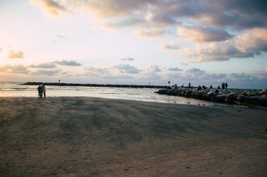 Tel Aviv İsrail 2 Mart 2021 Tel Aviv plajında kimliği belirsiz İsrailli insanlar Coronavirus salgınının İsrail 'i vurmasına rağmen gün batımında
