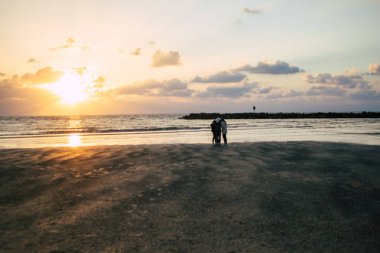 Tel Aviv İsrail 2 Mart 2021 Tel Aviv plajında kimliği belirsiz İsrailli insanlar Coronavirus salgınının İsrail 'i vurmasına rağmen gün batımında