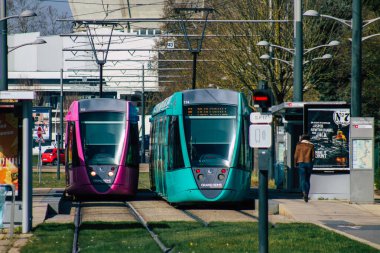 Reims Fransa 3 Mart 2021 Coronavirus salgını sırasında Fransa sokaklarında dolaşan yolcular için modern elektrikli tramvay