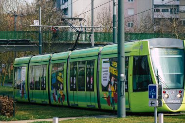 Reims Fransa 3 Mart 2021 Coronavirus salgını sırasında Fransa sokaklarında dolaşan yolcular için modern elektrikli tramvay