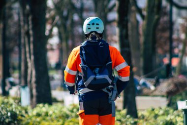 Reims caddelerinde elektrikli scooterla gezen 3 Mart 2021 'de küçük bir iç yanmalı motorlar ve merkezde bir güverte ile çalışan insanlar var.