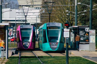 Reims Fransa 3 Mart 2021 Coronavirus salgını sırasında Fransa sokaklarında dolaşan yolcular için modern elektrikli tramvay