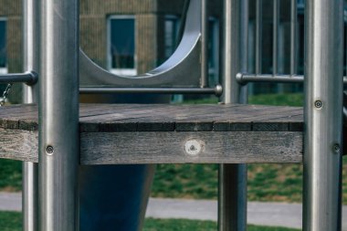 Fransa 'yı 3 Mart 2021' de Coronavirus salgını Fransa 'yı vurduğu için çocuksuz bir şekilde bahçeye çıkardı.