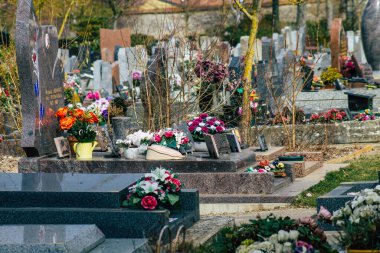 Reims Fransa 3 Mart 2021 Coronavirus salgını sırasında Fransa 'da Reims şehrinin mezarlığına gömülen vatandaşların mezarı.