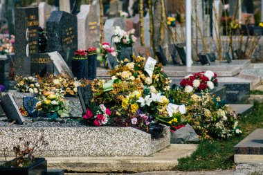 Reims Fransa 3 Mart 2021 Coronavirus salgını sırasında Fransa 'da Reims şehrinin mezarlığına gömülen vatandaşların mezarı.