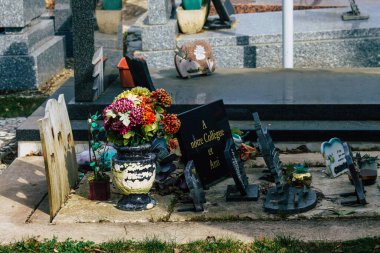 Fransa 'yı 3 Mart 2021' de Coronavirus salgını sırasında Fransa 'yı vuran Reims şehrinin mezarlıklarında bulunan anılara yerleştirilen dini objeler olarak tanımlıyor.